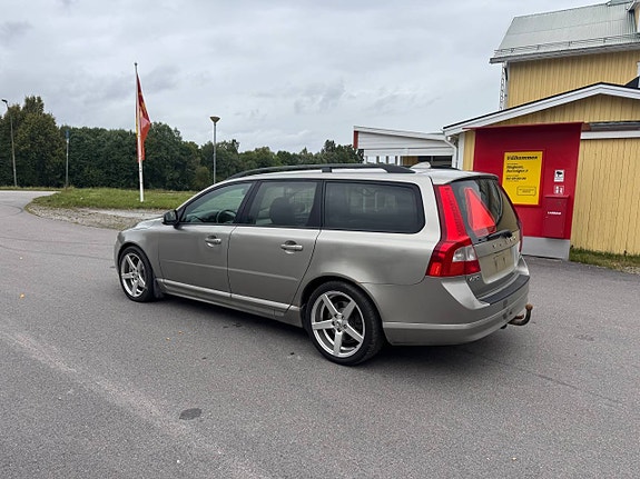 Volvo V70 2 of 7