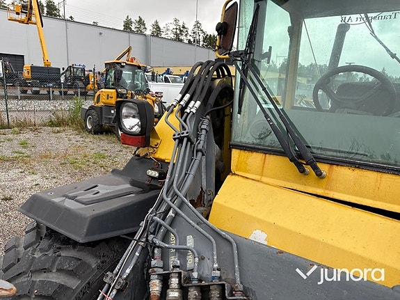 Redskapsbärare Wille 655 med vikplog och sandspridare 14 of 30