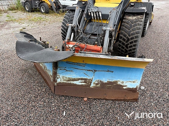 Redskapsbärare Wille 655 med vikplog och sandspridare 10 of 30