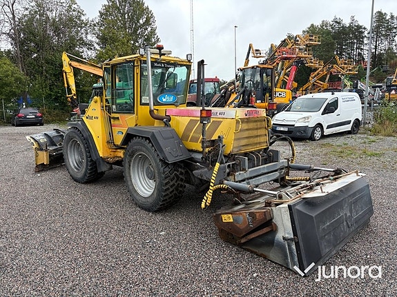 Redskapsbärare Wille 655 med vikplog och sandspridare 3 of 30