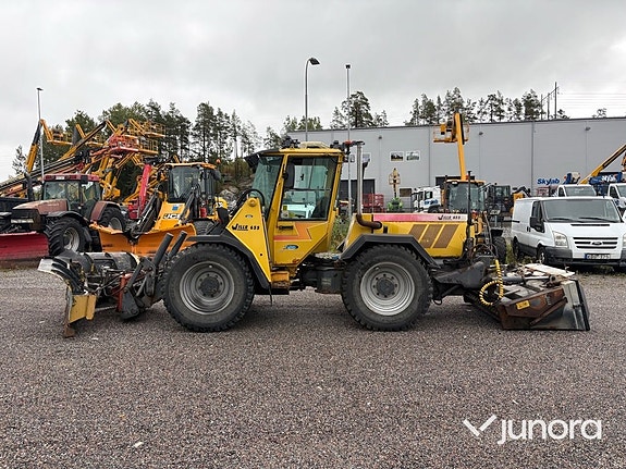 Redskapsbärare Wille 655 med vikplog och sandspridare 2 of 30