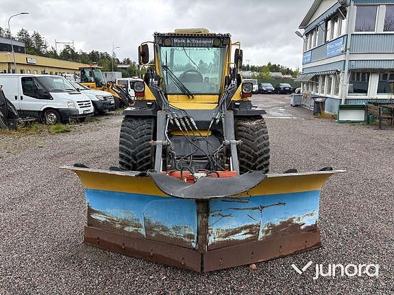 Redskapsbärare Wille 655 med vikplog och sandspridare 8 of 30