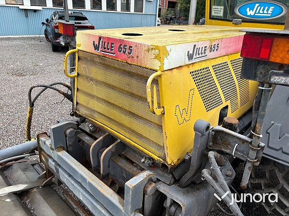 Redskapsbärare Wille 655 med vikplog och sandspridare 22 of 30