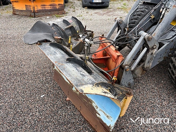 Redskapsbärare Wille 655 med vikplog och sandspridare 9 of 30
