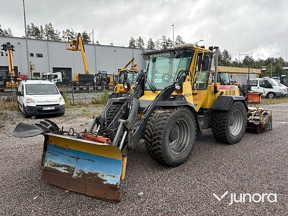 Redskapsbärare Wille 655 med vikplog och sandspridare