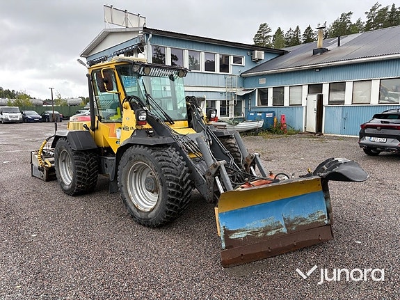 Redskapsbärare Wille 655 med vikplog och sandspridare 7 of 30