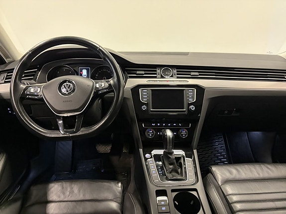 Volkswagen Passat 16 of 23