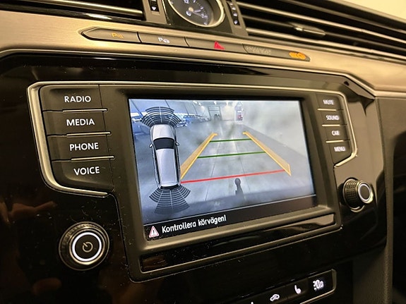 Volkswagen Passat 22 of 23