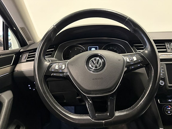 Volkswagen Passat 17 of 23