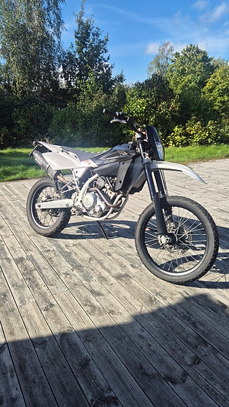 Kawasaki KMX 125 2 of 8