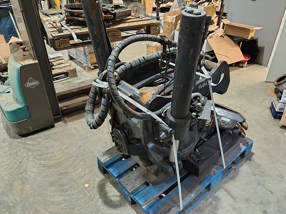Rototilt R8 Tiltrotator CAT TRS23 S70 med Grip 2 of 4