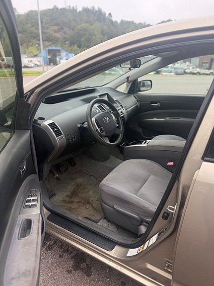 Toyota Prius 11 of 16