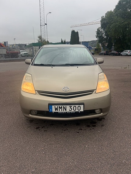 Toyota Prius 7 of 16