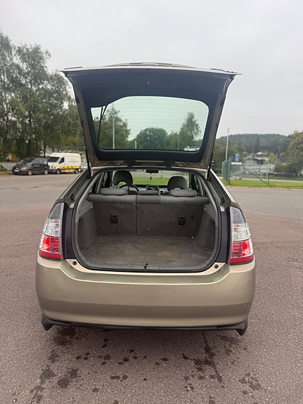 Toyota Prius 9 of 16
