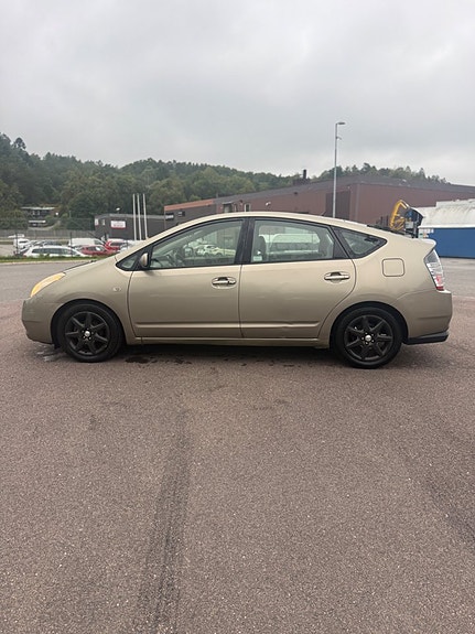 Toyota Prius 6 of 16