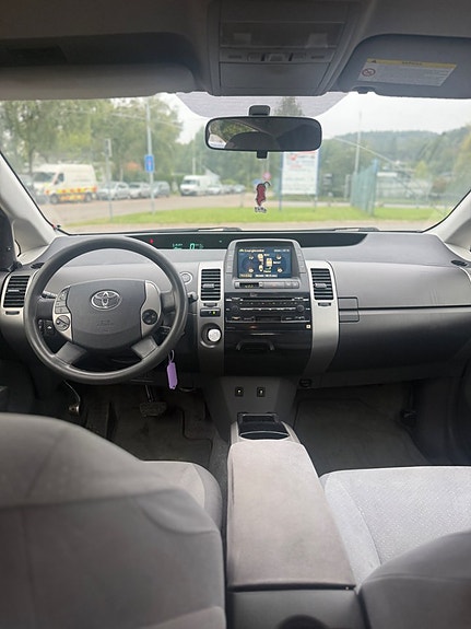 Toyota Prius 10 of 16