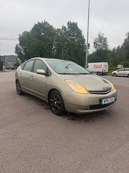 Toyota Prius 2 of 16