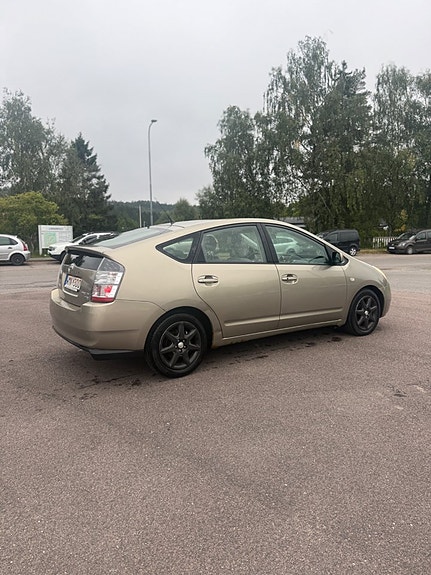 Toyota Prius 4 of 16