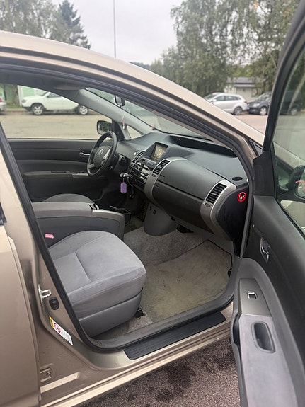 Toyota Prius 12 of 16