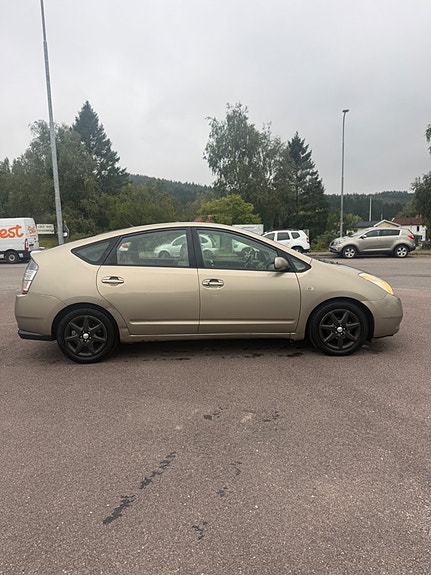 Toyota Prius 5 of 16