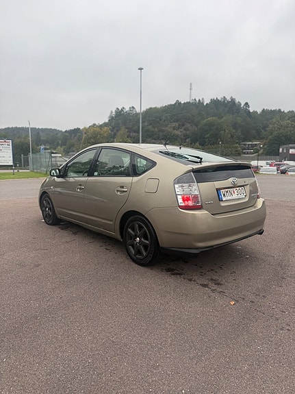 Toyota Prius 3 of 16