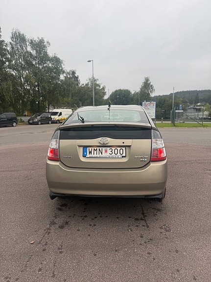 Toyota Prius 8 of 16