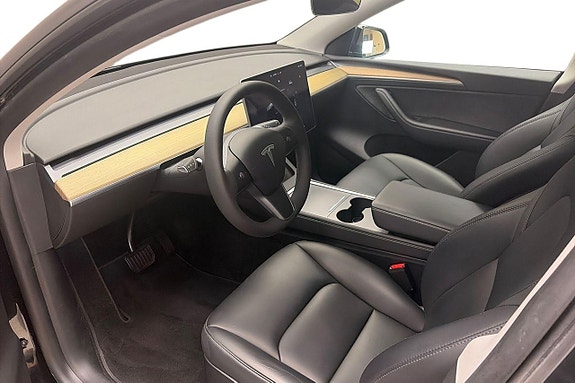 Tesla Model Y 9 of 17