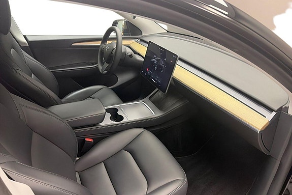 Tesla Model Y 13 of 17