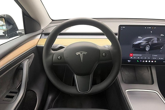 Tesla Model Y 10 of 17