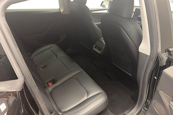 Tesla Model Y 14 of 17