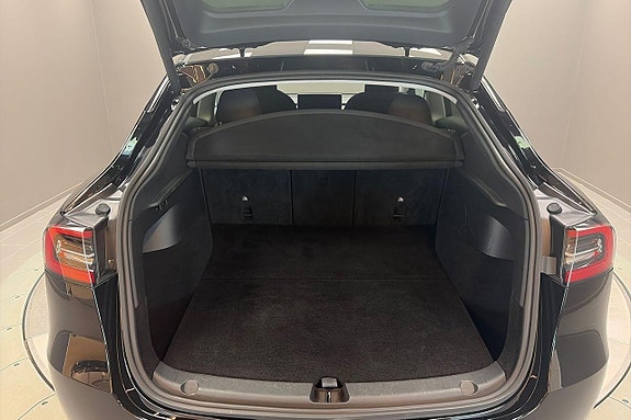 Tesla Model Y 15 of 17