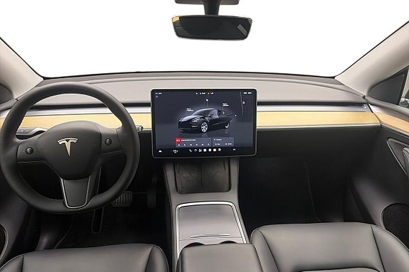 Tesla Model Y 12 of 17