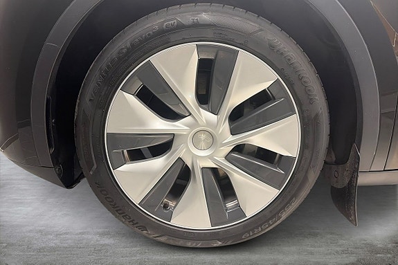 Tesla Model Y 16 of 17