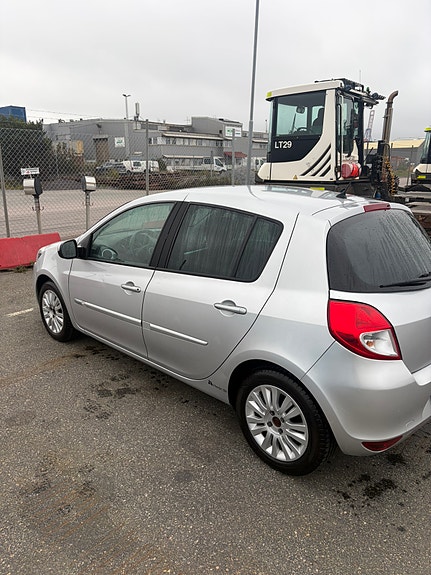 Renault Clio 2 of 8