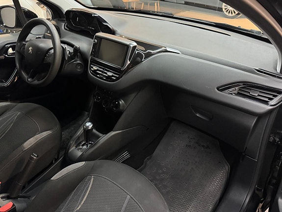 Peugeot 208 8 of 16