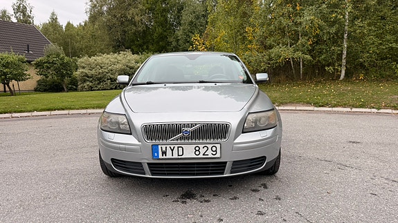 Volvo S40 2 of 8