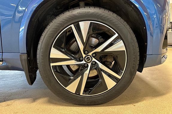 Volvo XC90 10 of 30