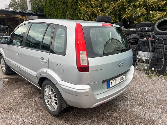 Ford Fusion 5 of 9