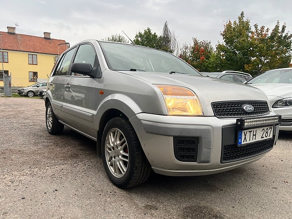 Ford Fusion 2 of 9