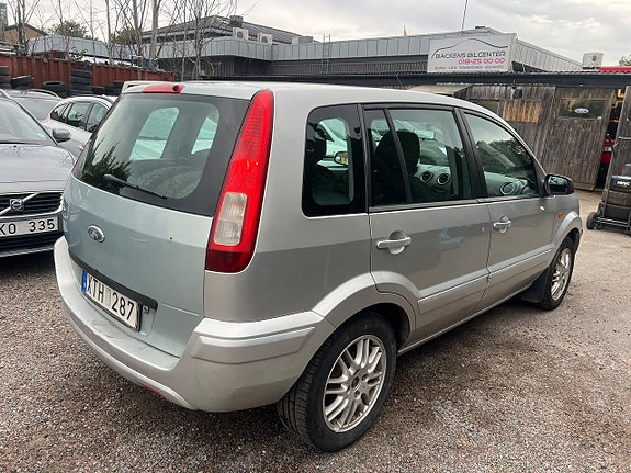 Ford Fusion 4 of 9