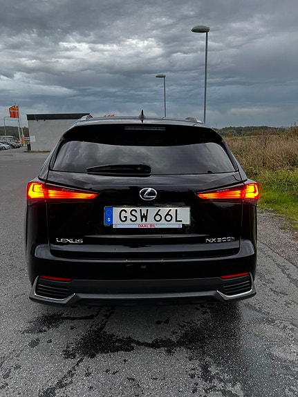 Lexus NX300h 4 of 11