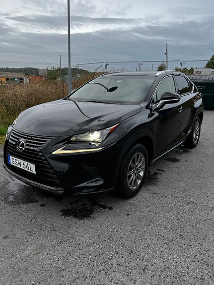 Lexus NX300h 2 of 11