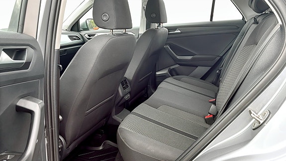 Volkswagen T-Roc 11 of 15