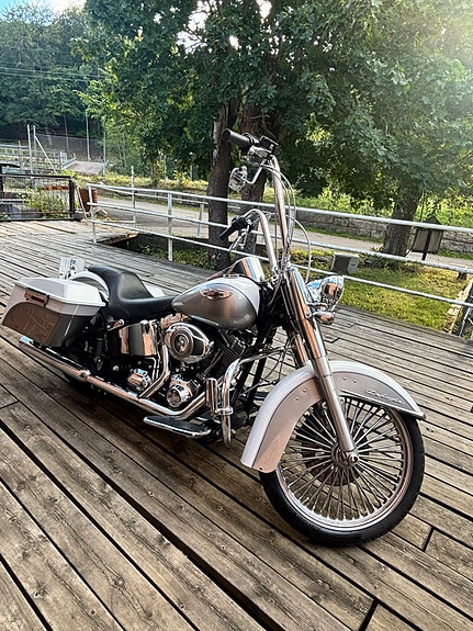 Harley-Davidson Softail Deluxe 3 of 6