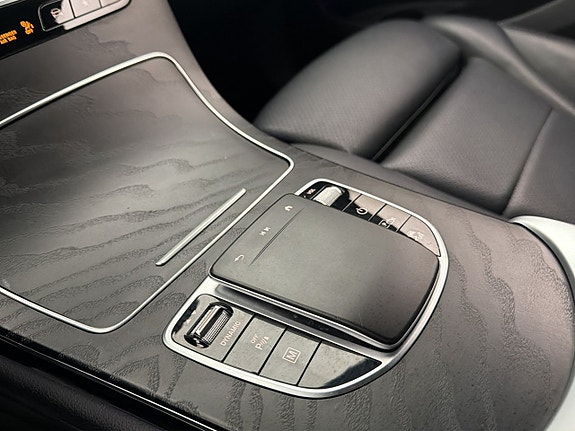 Mercedes-Benz GLC300 e 24 of 28