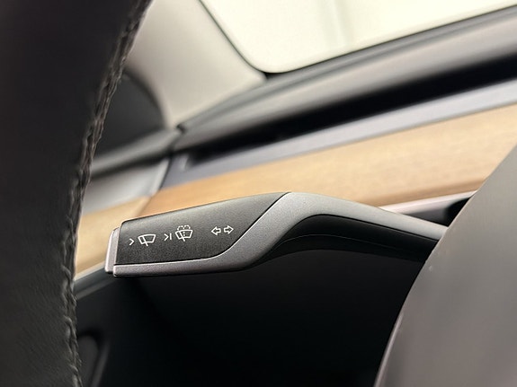 Tesla Model Y 16 of 30
