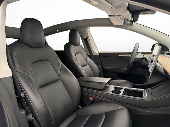 Tesla Model Y 27 of 30