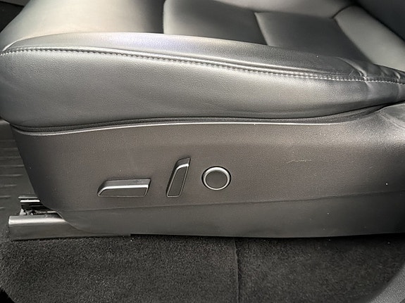 Tesla Model Y 14 of 30