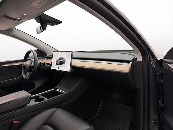 Tesla Model Y 28 of 30