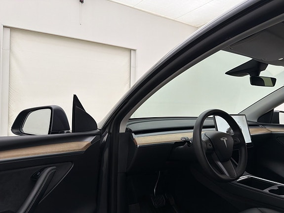 Tesla Model Y 11 of 30